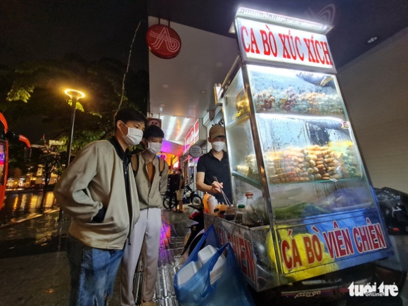 6 Gioi Tre Tphcm Doi Mua Dao Pho Xep Hang Dai Mua Kem Tra Sua