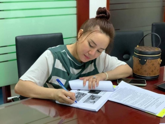 1 Vy Oanh Dang Co Mat O Cong An Tphcm De Lam Don Yeu Cau Khoi To Ba Nguyen Phuong Hang