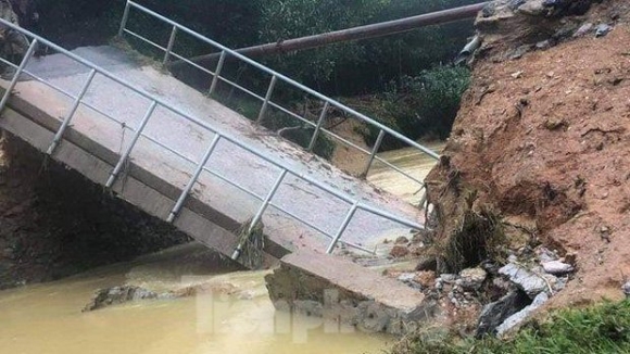 1 Cay Cau Do Ca Si Thuy Tien Tai Tro O Nghe An Vua Xay Da Bi Nut Nha Thau Noi Gi