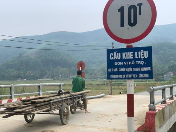 2 Cay Cau Do Ca Si Thuy Tien Tai Tro O Nghe An Vua Xay Da Bi Nut Nha Thau Noi Gi