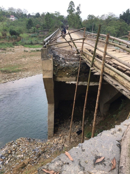 5 Cay Cau Do Ca Si Thuy Tien Tai Tro O Nghe An Vua Xay Da Bi Nut Nha Thau Noi Gi