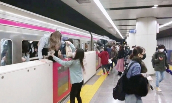 1 Dam Dao Xit Axit Tren Tau Dien Ngam Tokyo