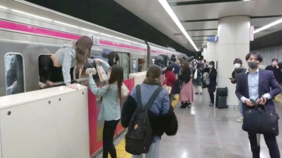 1 Thanh Nien Hoa Trang Cham Lua Va Dam Hanh Khach Tren Tau O Tokyo 17 Nguoi Bi Thuong