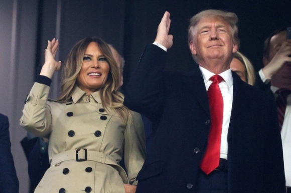 1 Bieu Cam Gay Chu Y Cua Ba Melania Trump Khi Di Xem Bong Chay Cung Chong