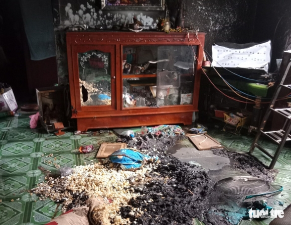 1 Nghi Ghen Tuong Chong Khoa Cua Nhot Vo Va Chau Ngoai Roi Dot Nha Lam Vo Bong Hon 80