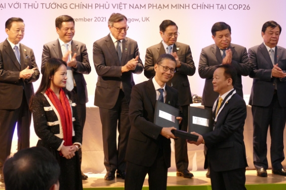 2 Thu Tuong Pham Minh Chinh Doi Thoai Voi Doanh Nghiep Anh Duoc Tang Ao Dau Liverpool