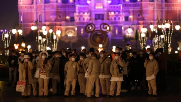 3 33000 Nguoi Mac Ket Trong Disneyland Trung Quoc Vi Mot Ca Covid 19