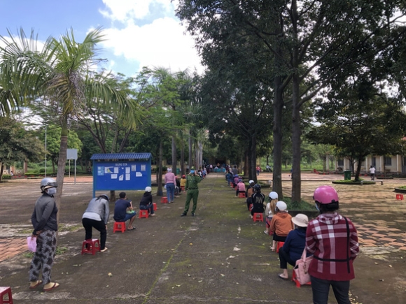 3 Dan Keu Chen Chuc Tiem Vac Xin Phong Benh Nhu Ruoc Benh Buon Ma Thuot Chi Dao Khan