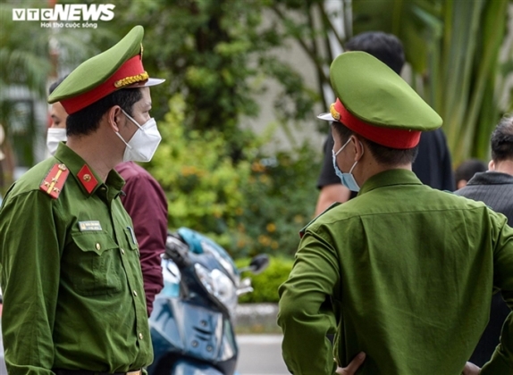 12 Dich Benh Phuc Tap Bien Nguoi Van Xep Hang Cho Di Tau Cat Linh   Ha Dong