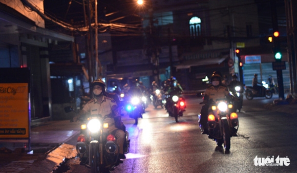 1 Cong An Phan Thiet Tuan Tra Kiem Soat De Nguoi Dan Khong Ra Khoi Nha Vao Gio Cam