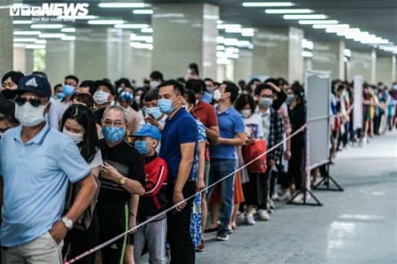 1 Dich Benh Phuc Tap Bien Nguoi Van Xep Hang Cho Di Tau Cat Linh   Ha Dong