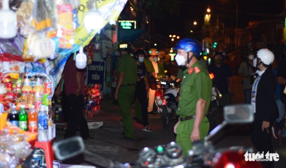 2 Cong An Phan Thiet Tuan Tra Kiem Soat De Nguoi Dan Khong Ra Khoi Nha Vao Gio Cam