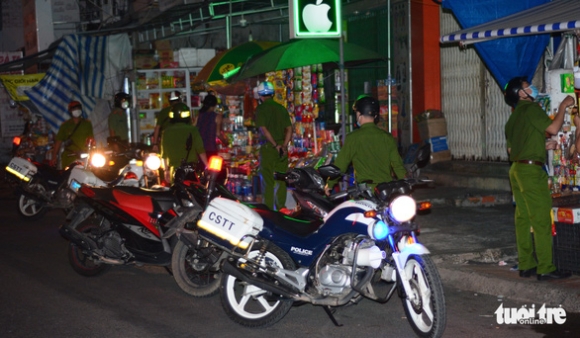 4 Cong An Phan Thiet Tuan Tra Kiem Soat De Nguoi Dan Khong Ra Khoi Nha Vao Gio Cam