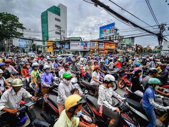 1 Chang Nuoc Nao Dan Luoi Di Bo Nhu O Ta Mot Buoc Cung Len Xe May