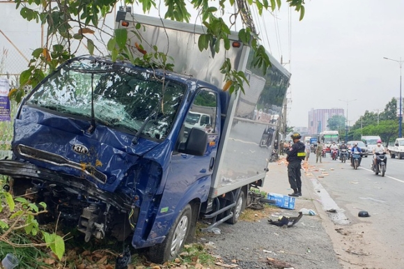 2 Xe Tai Dai Nao Duong Pho Hat Vang 3 Xe May Len Via He