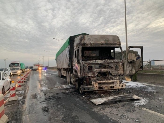 1 Xe Container Chay Tren Cau Thanh Tri Vanh Dai 3 Un Tac Hon 5 Km