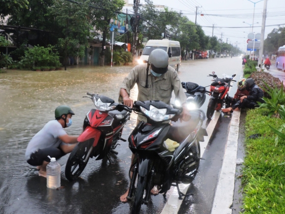 2 Nguoi Dan Nha Trang Keu Ho Chua Nuoc Bao Mot Dang Xa Lu Mot Neo