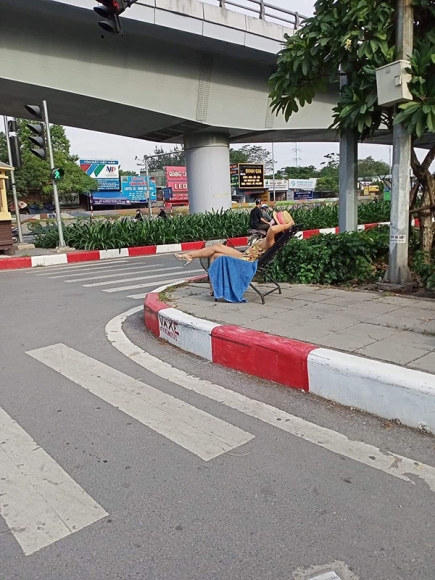 1 Xon Xao Hinh Anh Nguoi Phu Nu An Mac Mat Me Vo Tu Ra Duong Ngoi Phoi Nang Nhu Dang O Tren Bai Bien