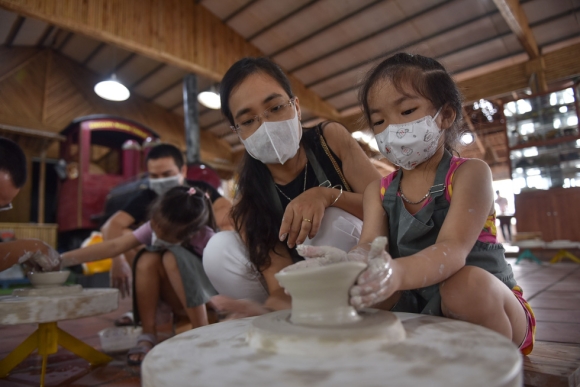1 Cuoi Tuan Cung Con Di Trai Nghiem Lam Gom Tai Tphcm
