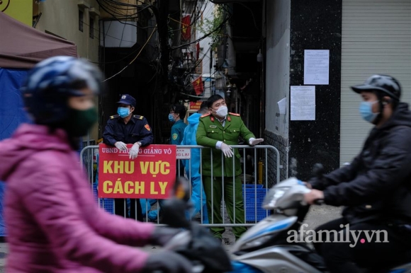 2 Ha Noi Phuong Giang Vo Dung Hang Rao Cao 2m De Chong Dich