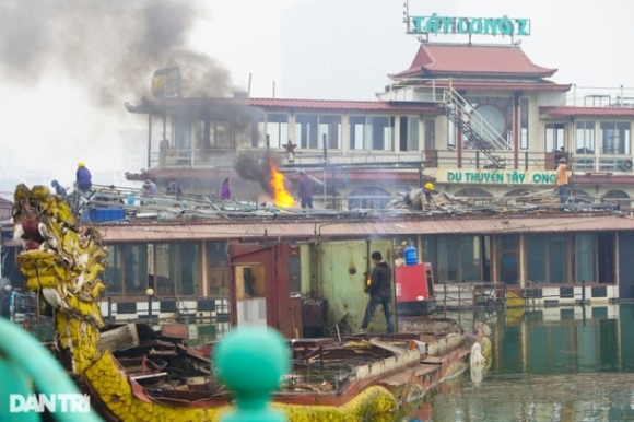 3 Ha Noi Can Canh Thao Do Bai Tau Thuyen Hoang Phe Nhieu Nam O Ho Tay