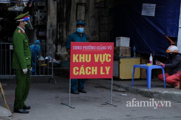 7 Ha Noi Phuong Giang Vo Dung Hang Rao Cao 2m De Chong Dich