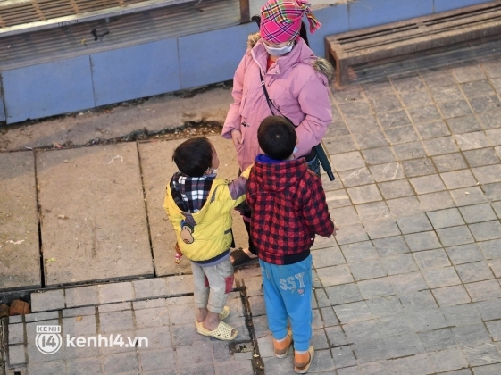 5 Tai Dien Lai Hinh Anh Nhung Dua Tre Chan Dat Cheo Keo Du Khach Mua Hang Trong Ngay Dau Sapa Dong Khach Tro Lai