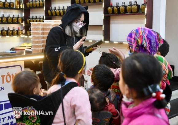 9 Tai Dien Lai Hinh Anh Nhung Dua Tre Chan Dat Cheo Keo Du Khach Mua Hang Trong Ngay Dau Sapa Dong Khach Tro Lai
