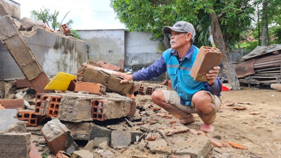 4 Nguoi Dan Binh Dinh Xot Xa Nhin Nha Do Sap Vi Ngap Lut