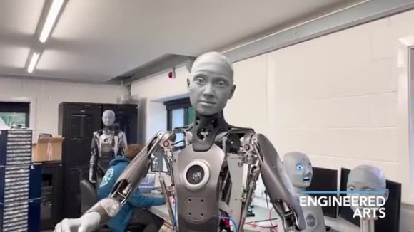 1 Robot Moi Gay Kinh Ngac Voi Bieu Cam Giong Con Nguoi