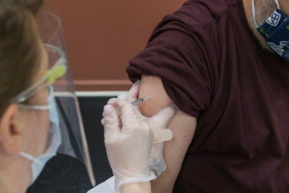 1 Nguoi Dan Ong Deo Tay Gia Di Tiem Vaccine Covid 19 De Lay Giay Chung Nhan