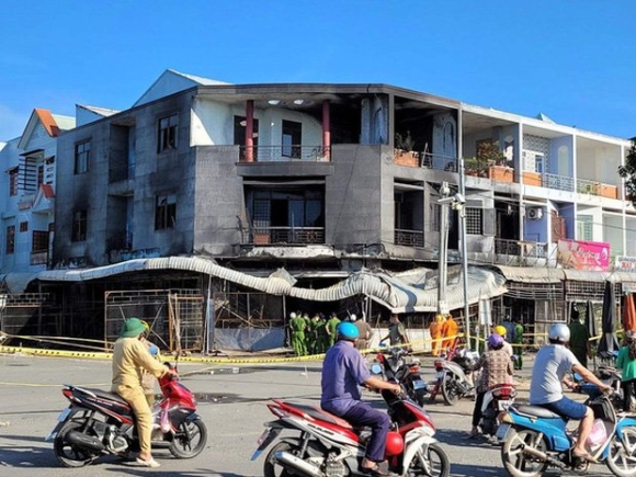 2 Tiem Vai Chay Kinh Hoang Rang Sang Mot Gia Dinh 4 Nguoi Tu Vong Nhieu Can Nha Ke Ben Bi Thieu Rui