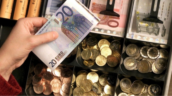 1 Tien Giay Euro Duoc Thiet Ke Lai Lan Dau Tien Sau 20 Nam