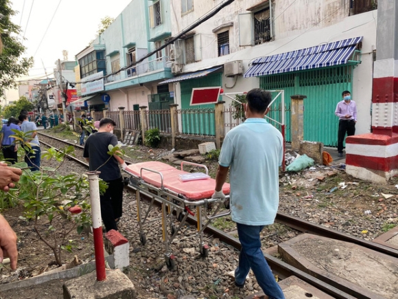 1 Nguoi Phu Nu Nghi Nhay Vao Doan Tau Hoa Tu Tu Sau Khi Cai Nhau Voi Chong