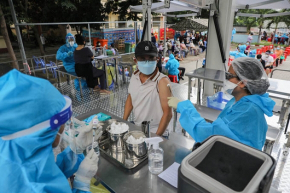 1 Tp Hcm Tiem Vaccine Mui 3 Cho Cac Nhom Uu Tien