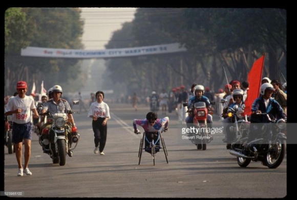 16 Viet Nam Nhung Nam 1993   1994 Qua Ong Kinh Nhiep Anh Gia My 1