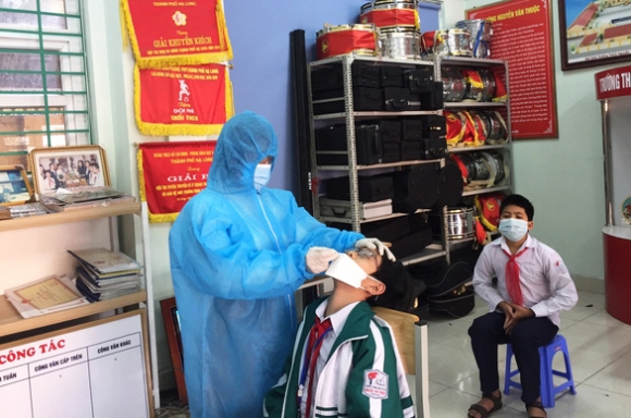 1 Nhieu Phu Huynh Tai Ha Long Buc Xuc Voi Yeu Cau Mua Kit Test Covid 19