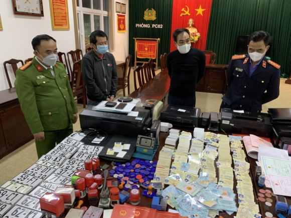 1 Cong An Hue Pha Duong Day Lam Gia Con Dau Tai Lieu Cua Nhieu Co Quan Nha Nuoc