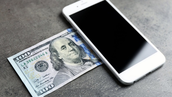 1 Thanh Nien Dung Chieu Kho Ngo De Lay Trom 24000 Usd Tu Smartphone Ban Gai