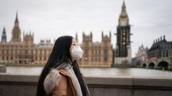 1 London Tuyen Bo Tinh Trang Khan Cap Voi Bien The Omicron