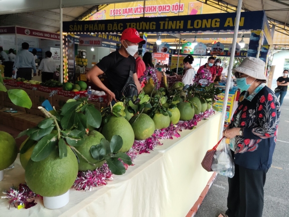 4 Nguoi Dan Tphcm Di Tim Dac San Tet Hang Tieu Dung Giam Gia O Hoi Cho