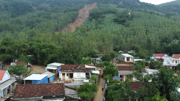 1 Binh Dinh Cong Bo Tinh Trang Khan Cap Ve Sat Lo Nui Cam