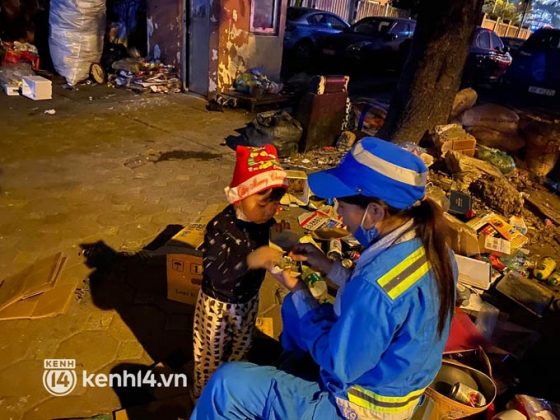 1 Ha Noi 23h Dem Be Trai 2 Tuoi Van Lang Thang Cung Me Lao Cong Di Gom Rac Cuc Chang Da Toi Moi Phai Dua Theo Con Di Lam Cung