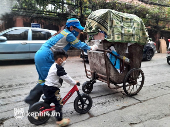 8 Ha Noi 23h Dem Be Trai 2 Tuoi Van Lang Thang Cung Me Lao Cong Di Gom Rac Cuc Chang Da Toi Moi Phai Dua Theo Con Di Lam Cung