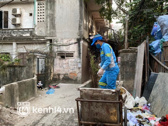 9 Ha Noi 23h Dem Be Trai 2 Tuoi Van Lang Thang Cung Me Lao Cong Di Gom Rac Cuc Chang Da Toi Moi Phai Dua Theo Con Di Lam Cung