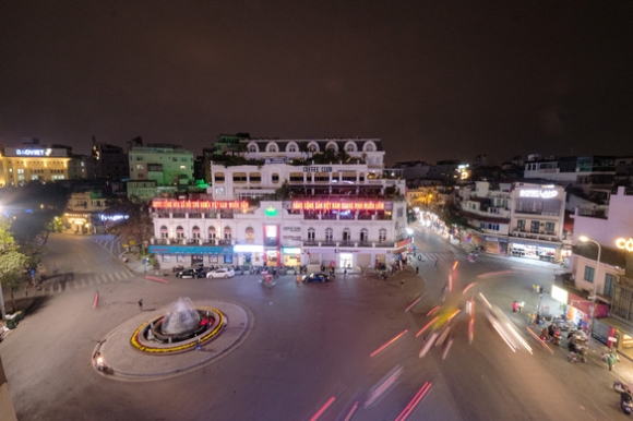 2 Khong Ban Phao Hoa Dem Nguoc Don Nam Moi Pho Phuong Ha Noi Vang Ve Nhu Ngay Thuong