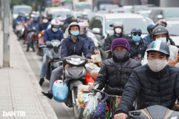 2 Nguoi Dan Do Xo Ve Que Nghi Tet Cua Ngo Ha Noi Un Tac Keo Dai Nhieu Cay So