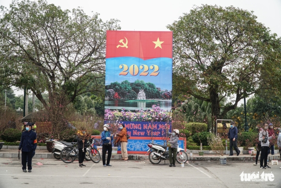 1 Dao Hoa Da Ngap Pho Ha Noi 10 Nguoi Ban 1 Nguoi Mua