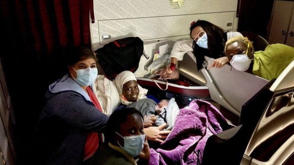 2 Bac Si Canada Do De Tren Chuyen Bay Dem