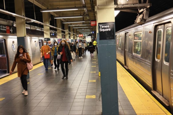 1 Phu Nu Goc A Tu Vong Sau Khi Bi Day Xuong Duong Ray Tau Dien Ngam O New York